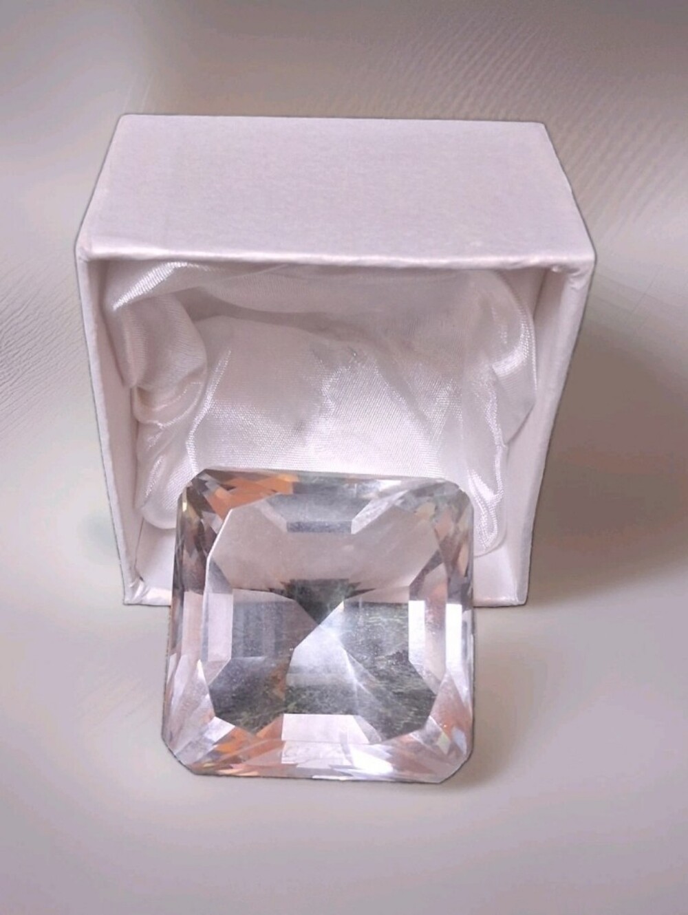 NIB Oleg Cassini Crystal Paperweight Diamond Asscher 2"